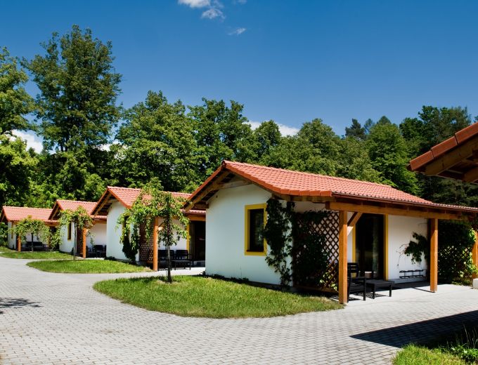 Pohled na bungalovy penzionu Kamínek v Nových Hradech